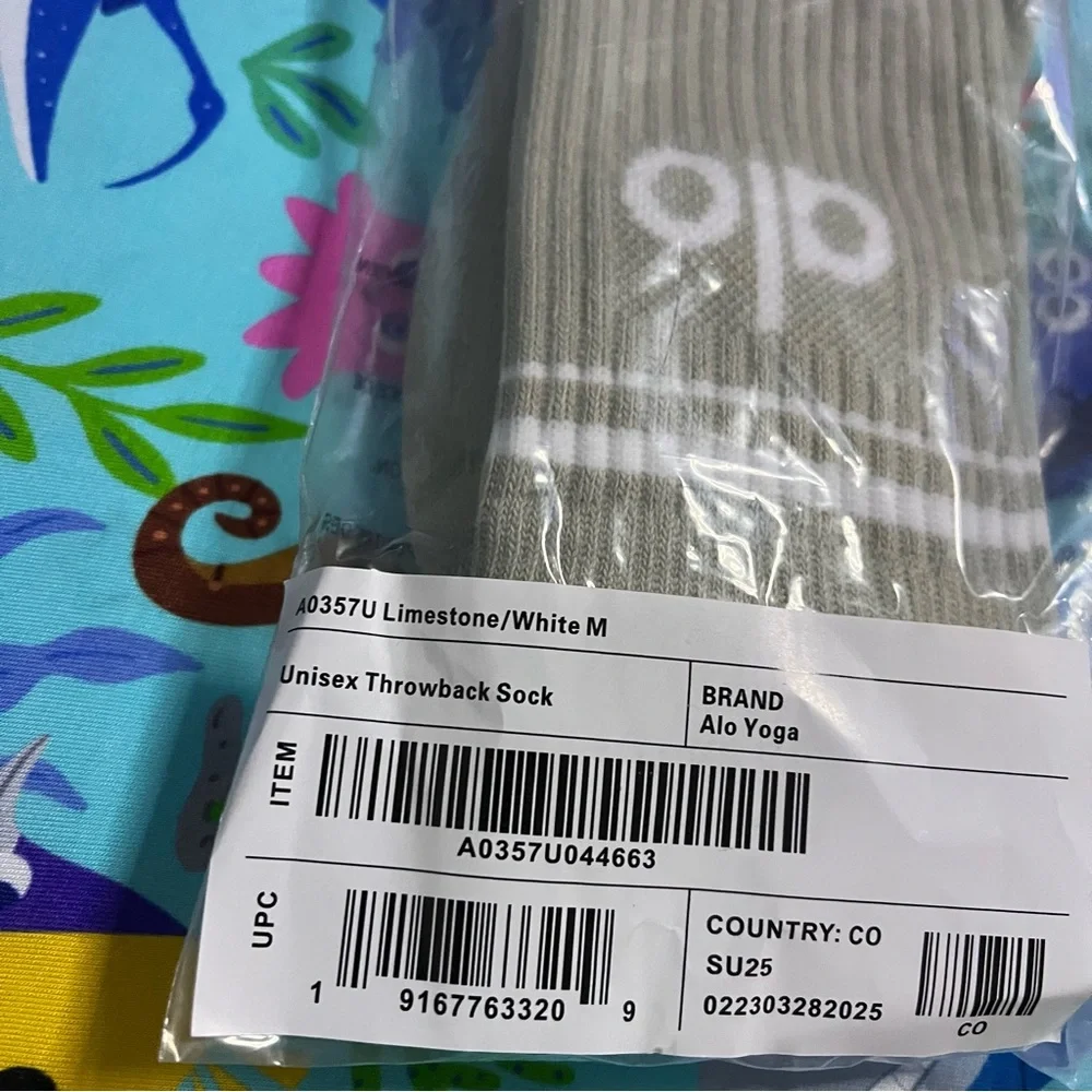 New Alo Yoga Unisex Half Crew Throwback Socks in Limestone/White - Picture 5 of 6